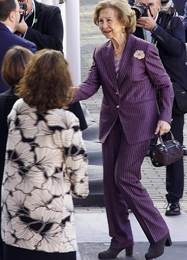 Imagen - La reina Sofía con nun traje de rayas. / GTRES