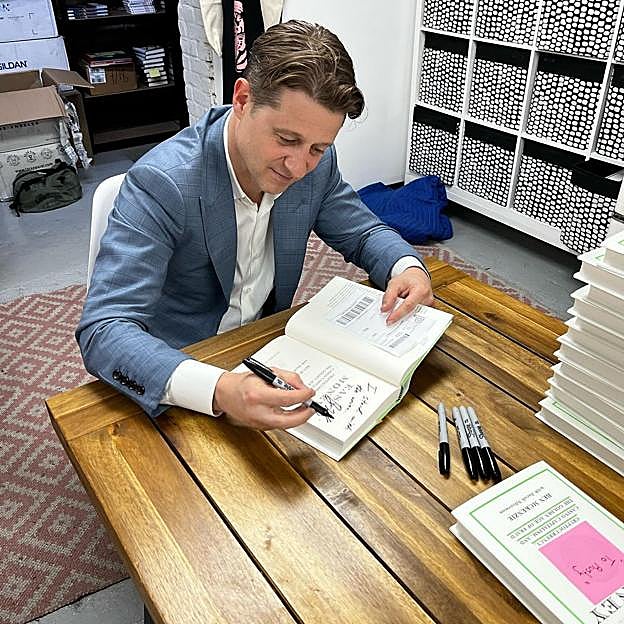 Ben McKenzie, firmando ejemplares de su libro.