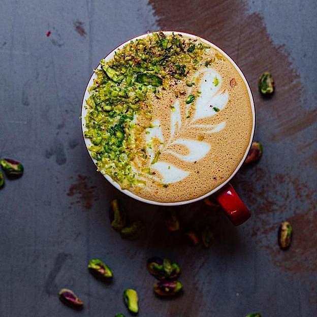 El Pistaccio Latte de Naji Specialty Coffee, una delicia que tienes que probar.