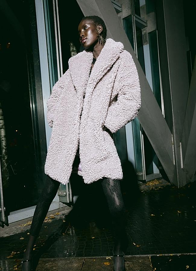 Imagen - Abrigo de pelo. Cuesta 69,99 euros.