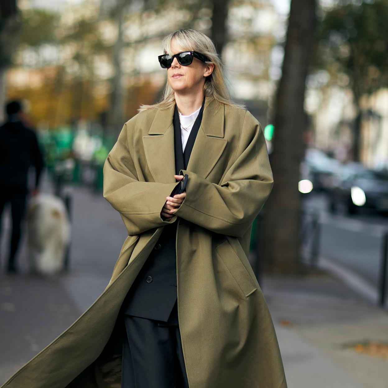 Una mujer con una camiseta interior.