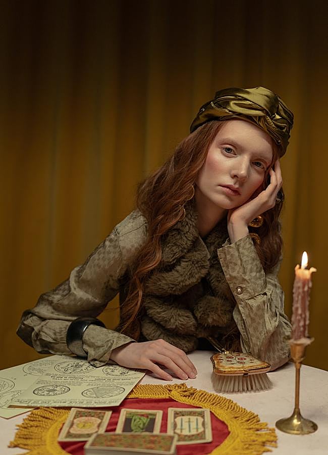 Imagen - Mujer con cartas del Tarot/PEXELS