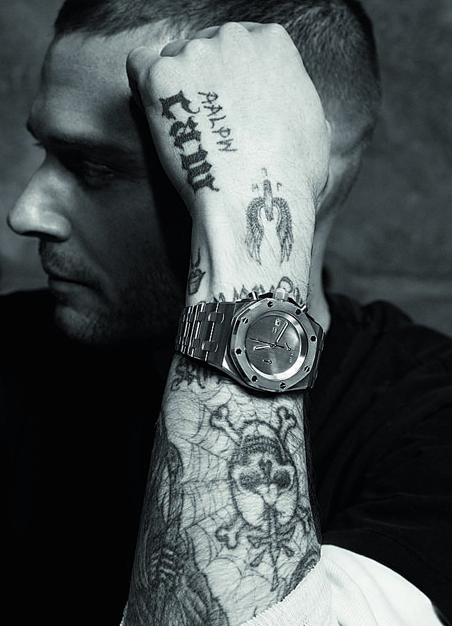 Imagen - Imagen de Matthew Williams con uno de los relojes que ha diseñado en colaboración con Audemas Piguet.