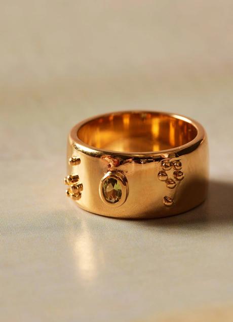 Imagen - Anillo dorado con piedras de colores de Apodemia (129 euros)