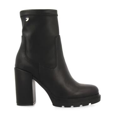 Imagen secundaria 1 - Arriba, y abajo a la derecha, botas de El Corte Inglés. A la izquierda, de la firma Alohas.