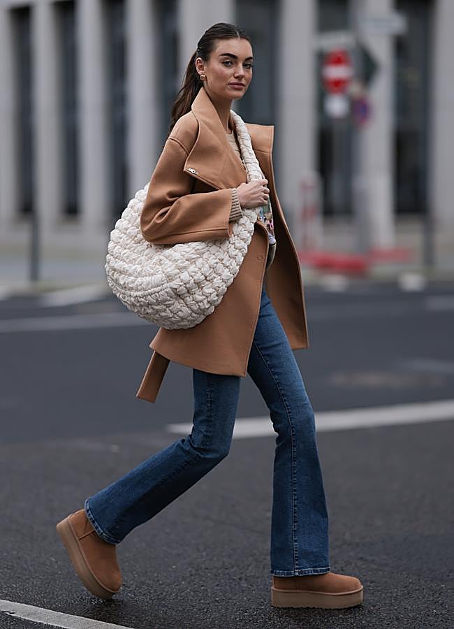 Imagen - La influencer Celine Bethmann lleva las UGG de plataforma con vaqueros flare. Foto: Getty.