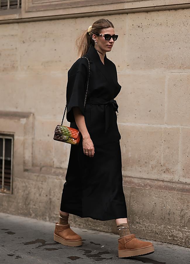 Imagen - Falda satinada y fluida con botas UGG. Foto: Getty.