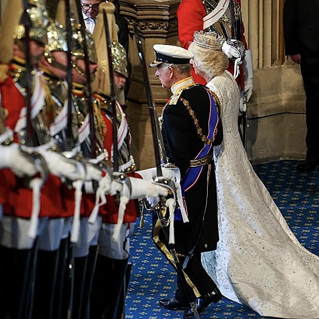 Los reyes Carlos y Camilla, entrando en el Parlamento británico para dar comienzo a la legislatura. 