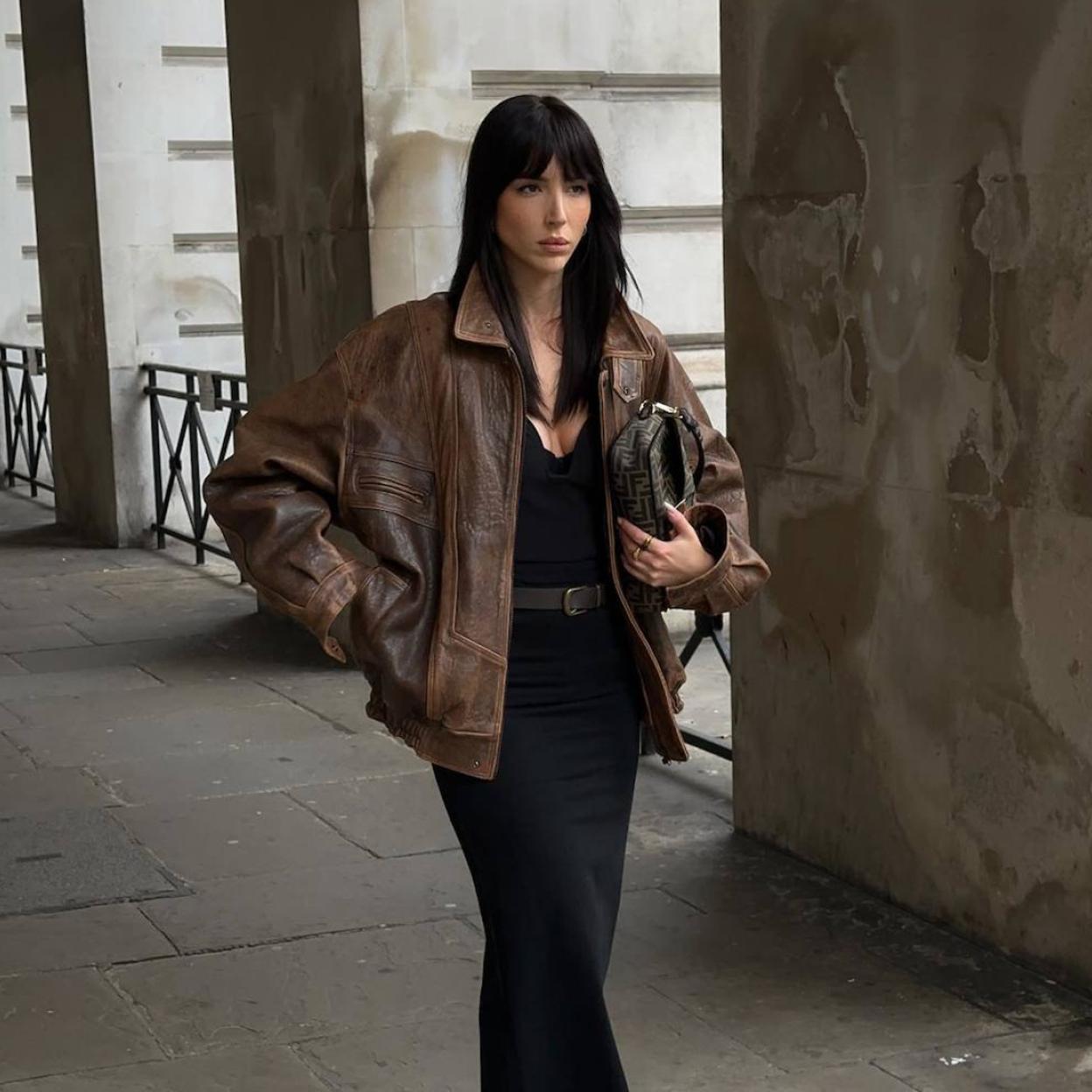 Influencer con chaqueta efecto cuero superventas