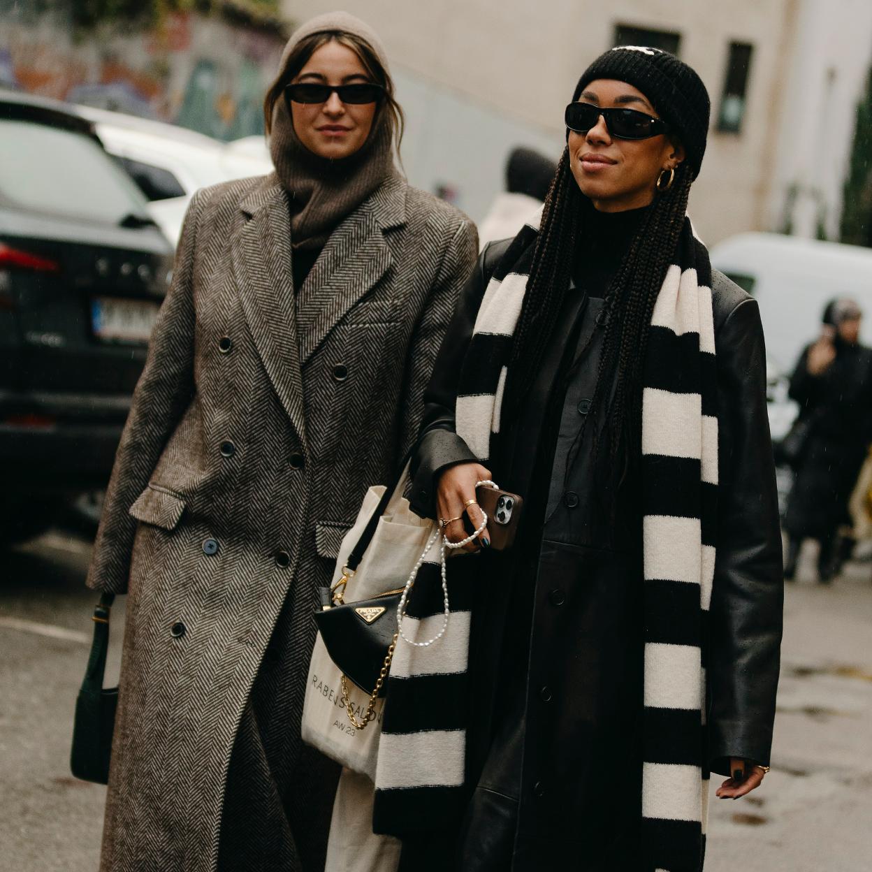 Dos looks de street style con bufanda y balaclava.