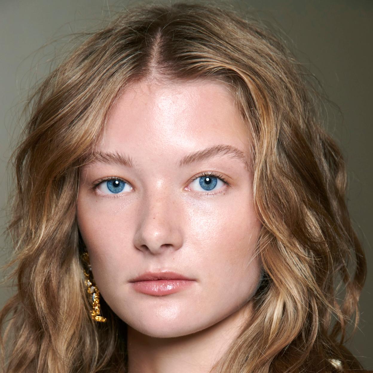 Modelo con laminado de cejas