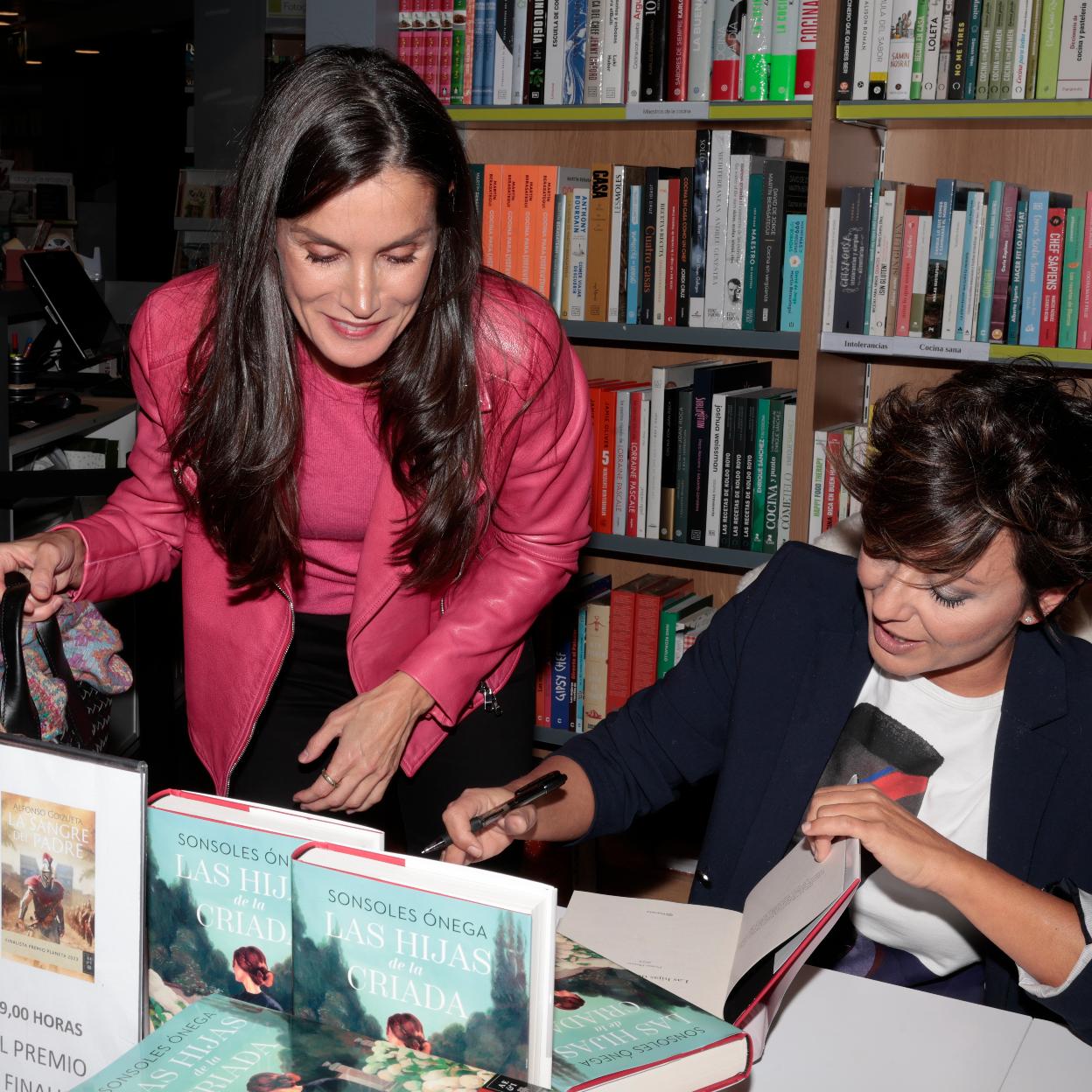 La reina Letizia en la firma de libros de Sonsoles Ónega.