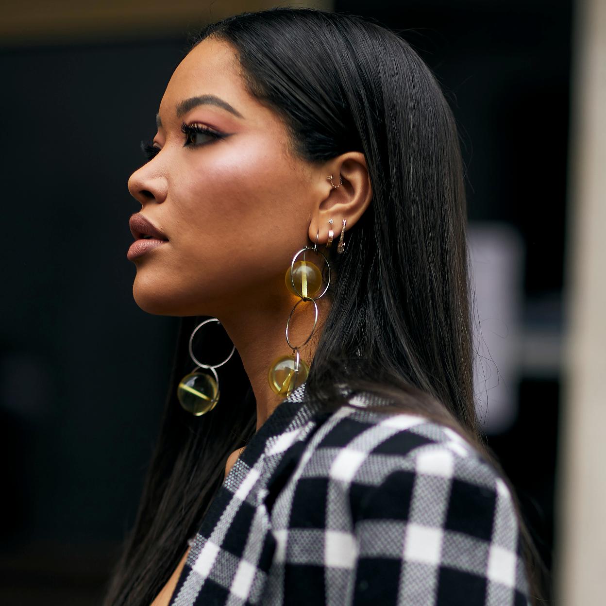 Una mujer con la piel lisa y luminosa.