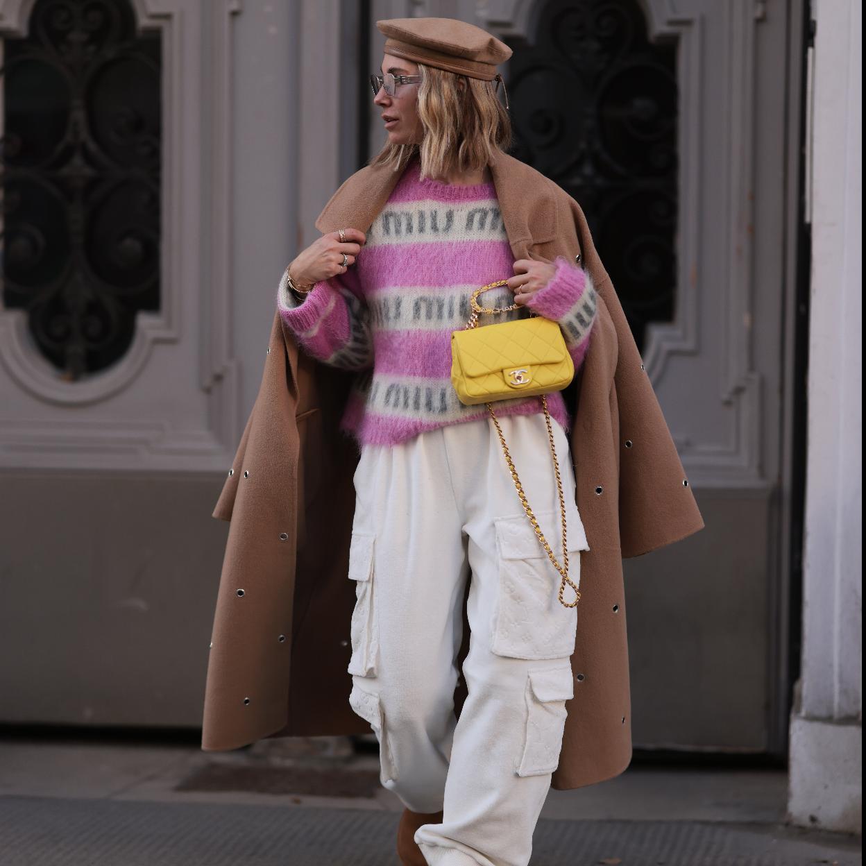 De esta forma debes llevar abrigos largos para verte alta.