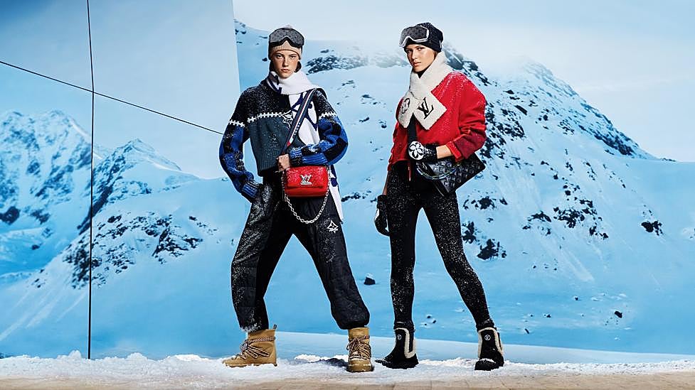 El bolso Coussin de Louis Vuitton en la última campaña de nieve de la firma.