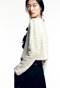 Imagen secundaria 2 - Chaqueta de lentejuelas en blanco con lazos negros de H&M (39,99 euros).