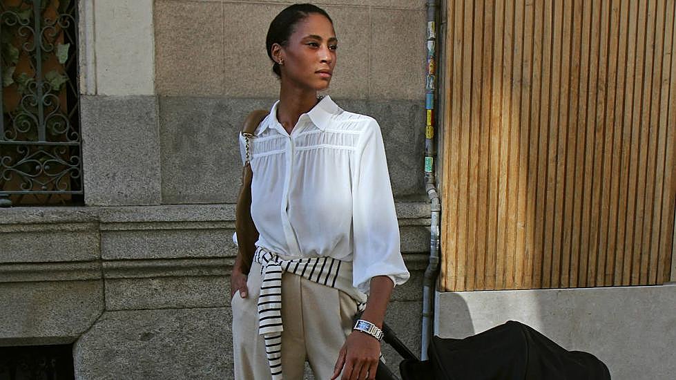 Camisa blanca de Simorra (118 euros), pantalón Pomandere (340 euros), bolso de Loewe (3.209 euros), botas de Sandro (950 euros), suéter de Weekend por Max Mara (185 euros), pendientes de Louis Vuitton (420 euros) y reloj de Suarez (3.995 euros).