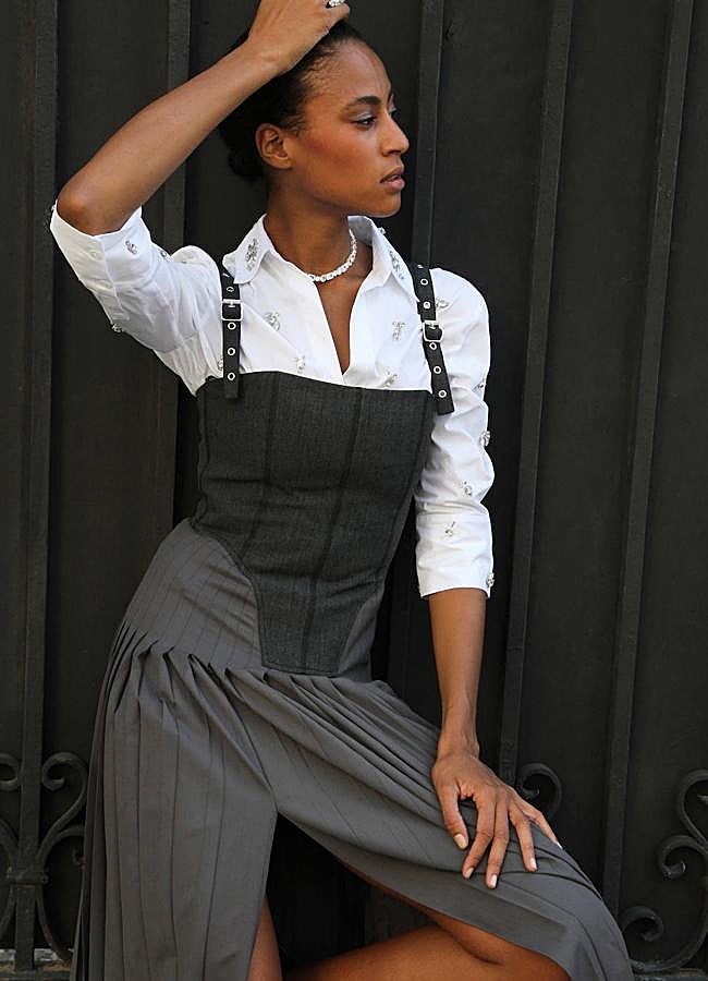 Imagen - Camisa blanca de Zara (49,99 euros), vestido de Zara (99,85 euros), zapatos de Ferragamo (880 euros), clutch de Zara (79,99 euros, pendientes de Thomas Sabo (149 euros) y collar de Tomas Sabó (198 euros).