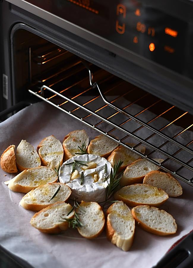 Imagen - Tabla variada de pan y queso. / UNPLASH