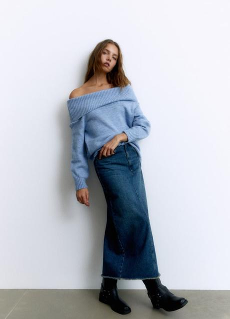 Imagen - Jersey con escote bardot de color azul Zara (25,99 euros)