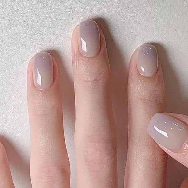 Manicura difuminada en color gris