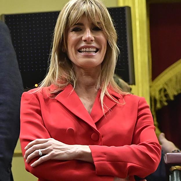 Begoña Gómez arrasa en el debate de investidura de Pedro Sánchez con el traje que le ha copiado a la reina Letizia