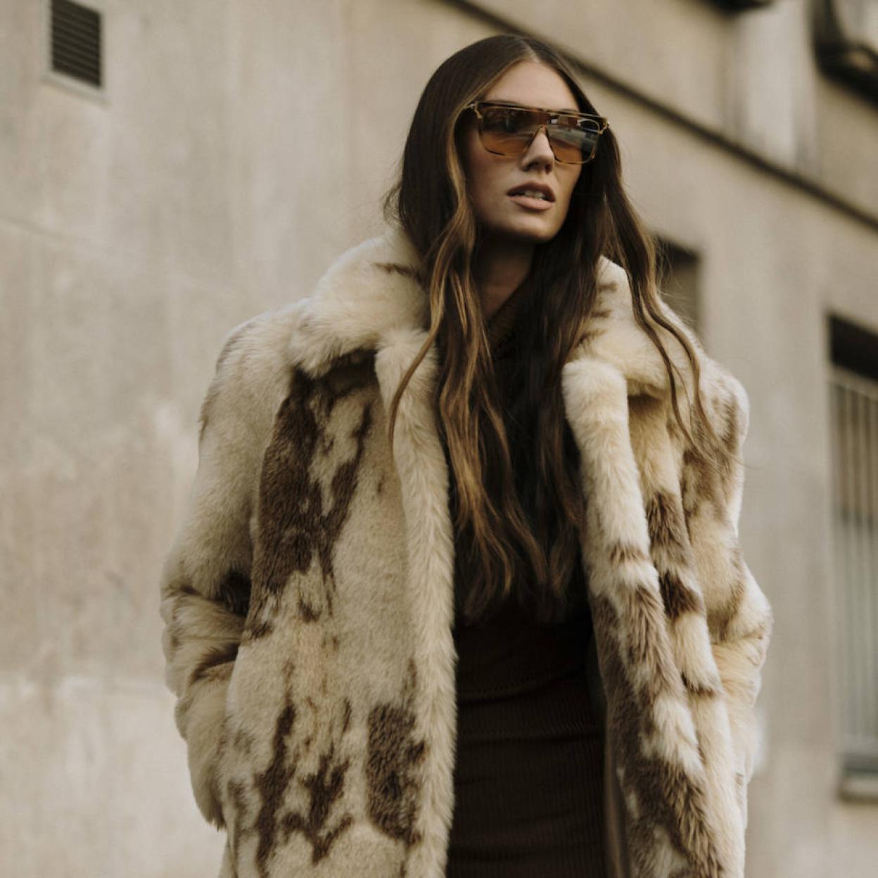 Modelo con abrigo en el street style