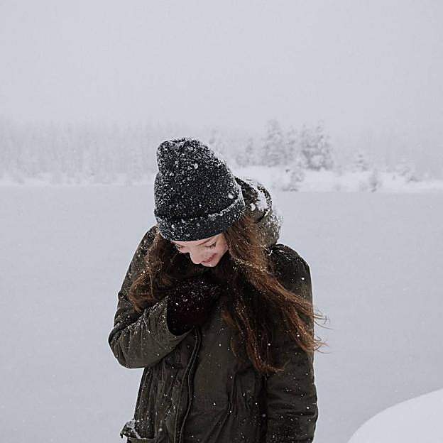 Mujer con gorro en la nieve