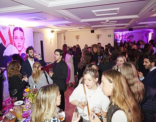 Imagen principal - Tras la entrega de premios, los invitados disfrutaron de los cócteles de Gin Gold 999.9 y pudieron conocer el modelo C5 AIRCROSS de Citröen.