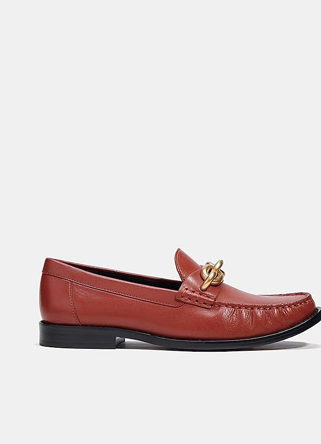 Imagen - Mocasines en piel con cadena dorada de Coach, 250 euros.