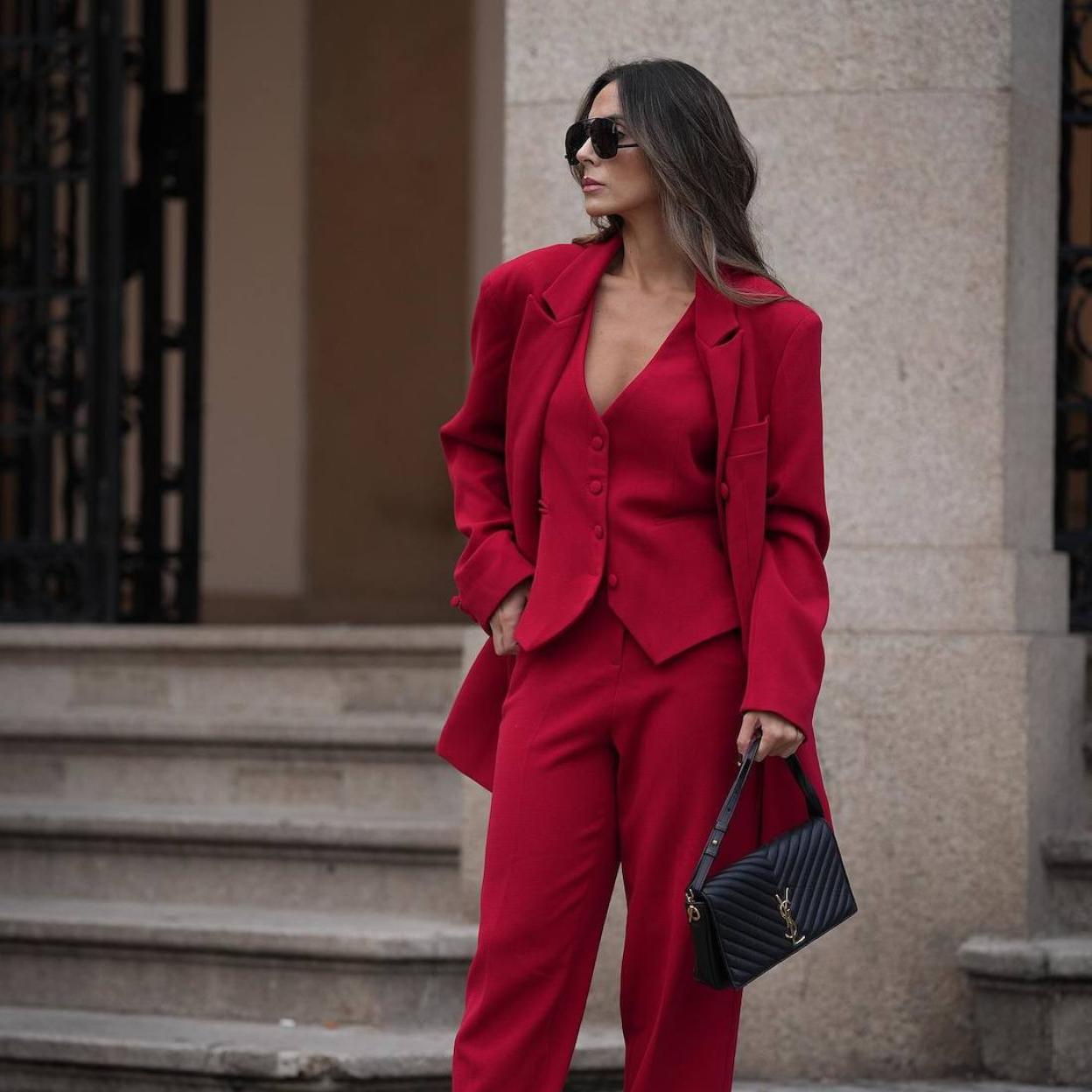 Influencer con traje rojo