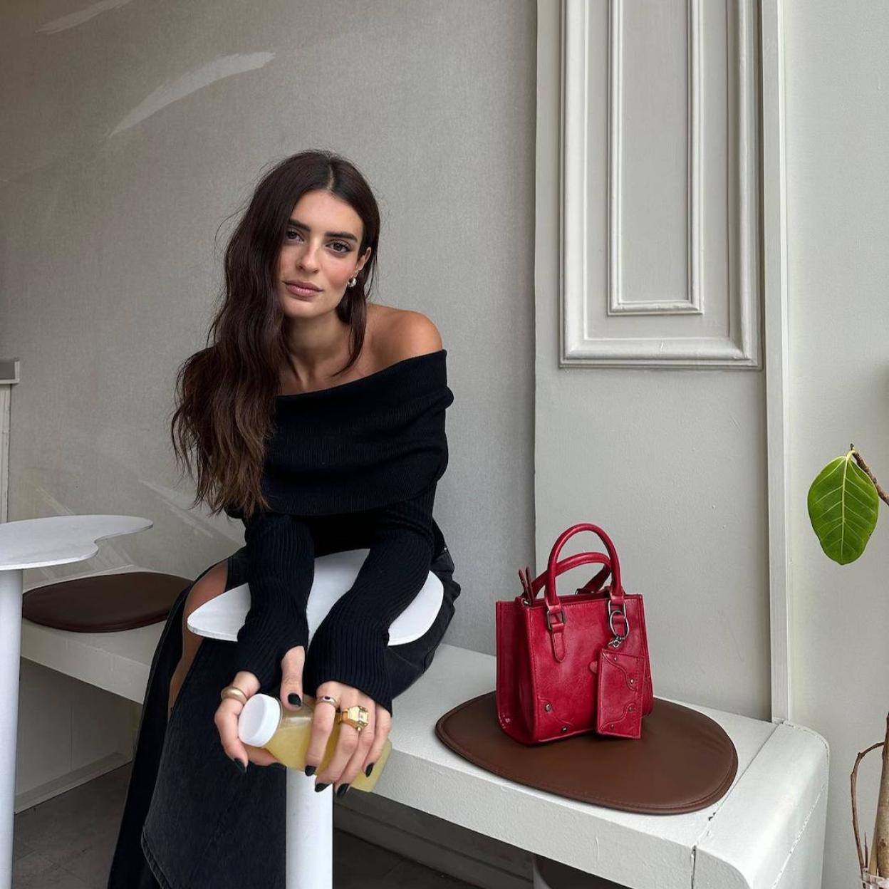 La influencer lleva un jersey de Parfois