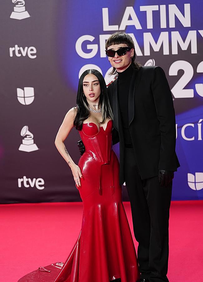 Imagen - Nicki Nicole y Peso Pluma en la alfombra roja de los Grammy Latinos/LIMITED PICTURES