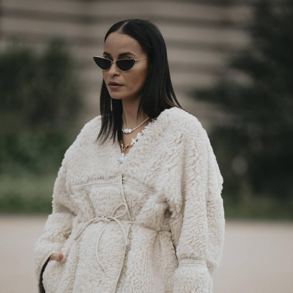 Influencer con total look blanco en el street style