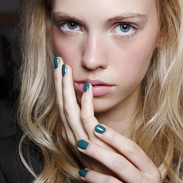 La tendencia de las uñas verdes más elegantes que querrás llevar toda la Navidad