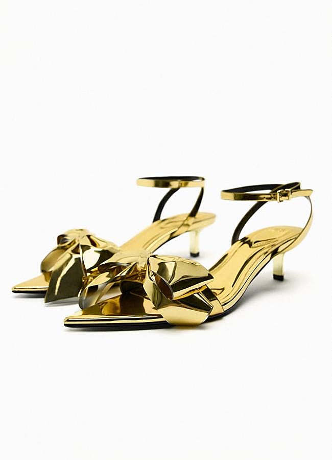 Imagen - Zapato de tacón en color dorado de Zara. Foto: Zara.