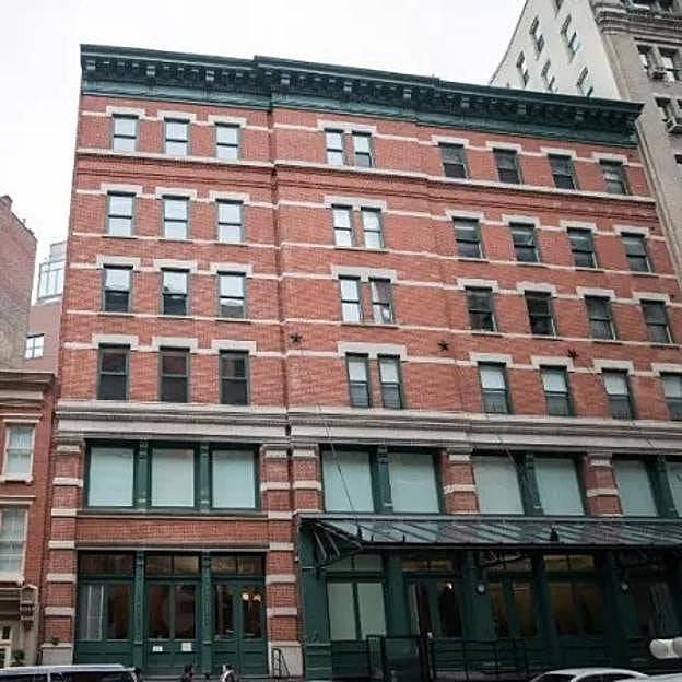 Compró tres piso del edificio de al lado y que estaban valorados en 10 millones de euros cada uno