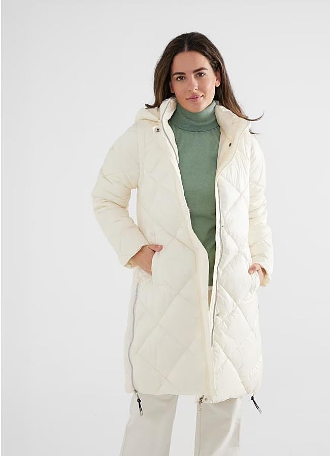 Imagen - Plumífero de mujer largo liso con capucha de Silbon, 159 euros.