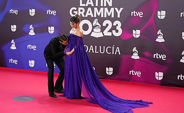 Maluma besa la tripa embarazada de su pareja. 