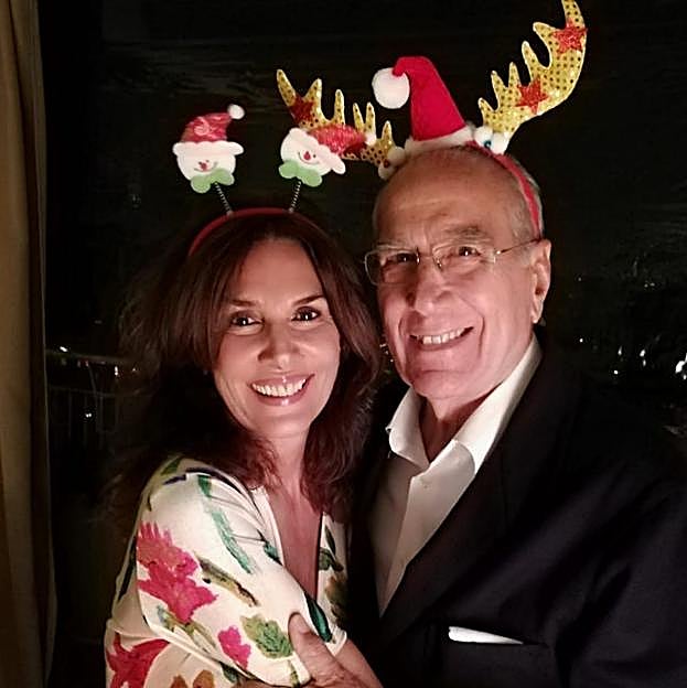 Pastora Vega en una entrañable imagen navideña junto a su padre, Curro Vega.