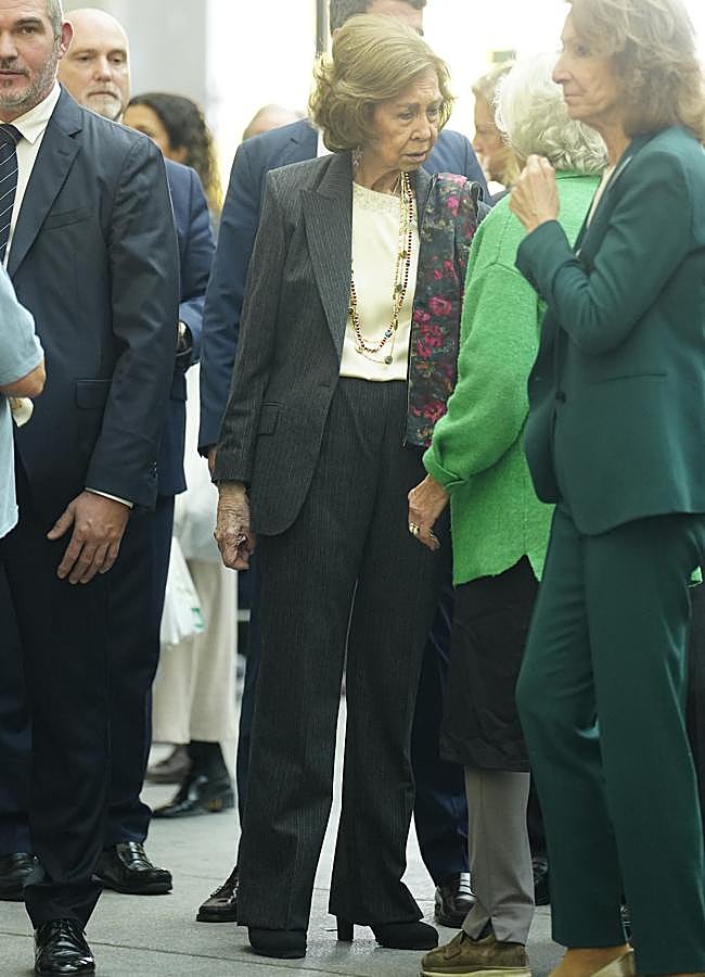 Imagen - La reina Sofía charlando en su visita al Rastrillo Nuevo Futuro. Foto: LIMITED PICTURES.