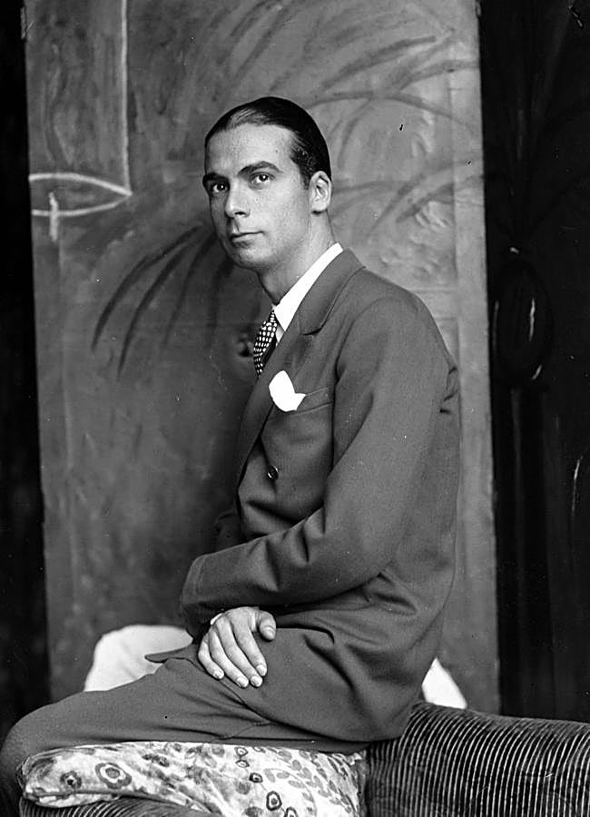 Imagen - Un jovencísimo Cristóbal Balenciaga, antes de abrir su famoso taller de París. (FOTO: GETTY IMAGES)