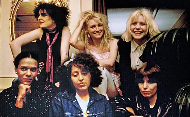 Historia del punk: Siouxsie Sioux, Viv Albertine y Debbie Harry, arriba. Sentadas, Pauline Black, Poly Styrene y Chrissie Hynde