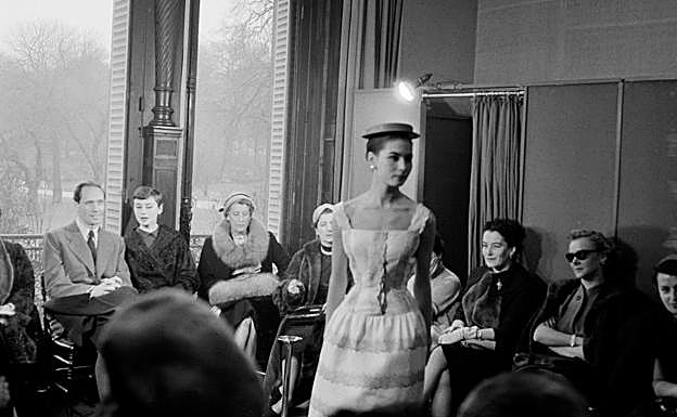 Audrey Hepburn, en un desfile de alta costura de París, en los años 50. 