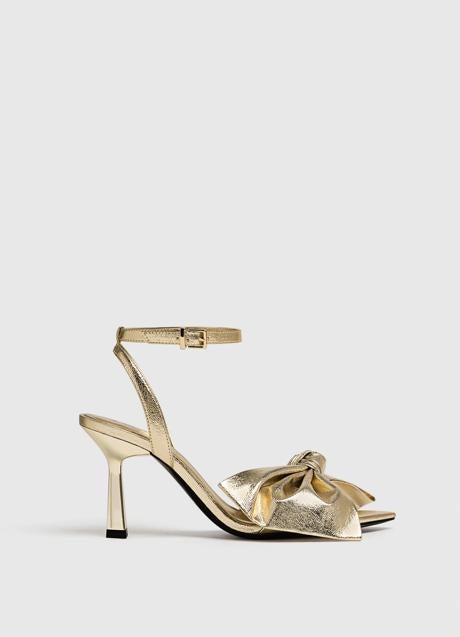 Imagen - Sandalias doradas de Stradivarius (25,99 euros)