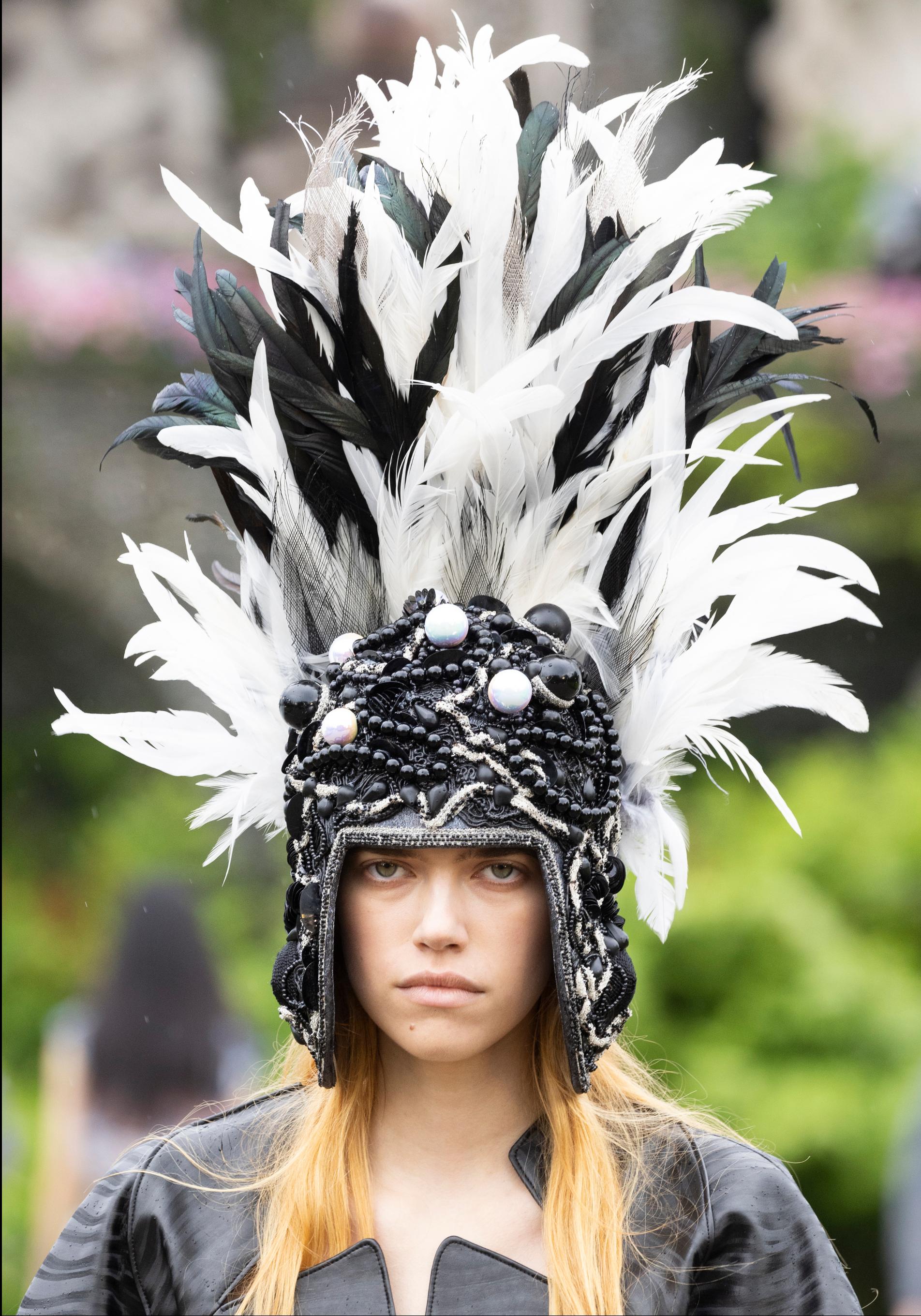 De las plumas de Vuitton que se suben a la cabeza, a los libros y exposiciones de lujo que tienes que conocer