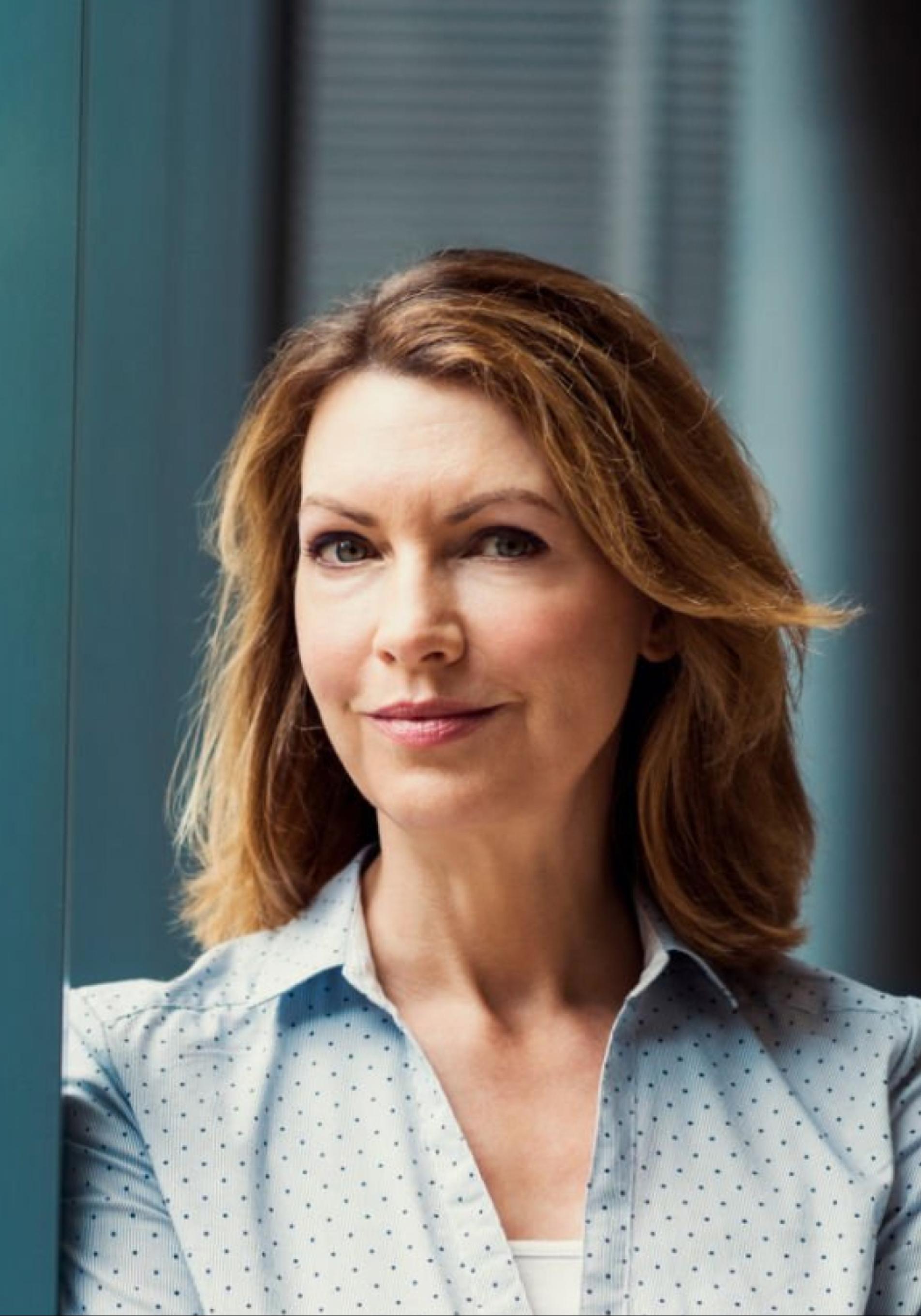 Todo lo que las profesionales mayores de 50 años deben aprender de las de 30 para ser más contratables y menos despedibles