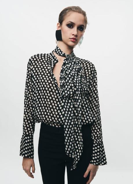 Imagen - Blusa con estampado de lunares de Zara (39,99 euros)