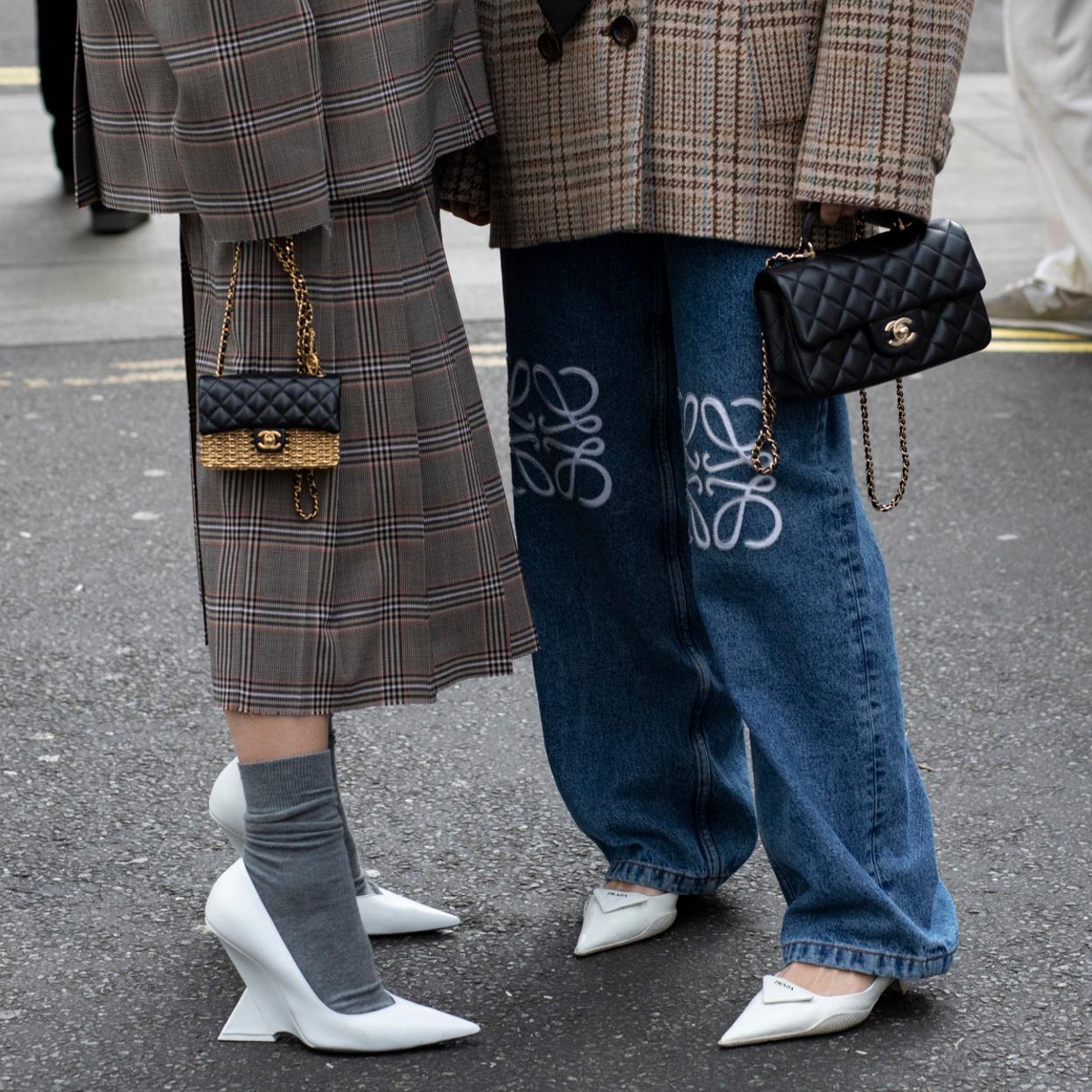 Muejres con bolsos de lujo