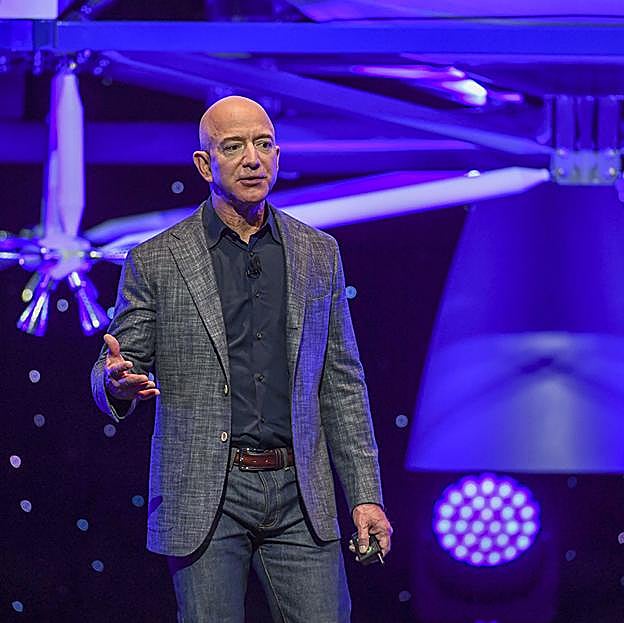 Jeff Bezos, fundador de Amazon, es el rey del turismo espacial.